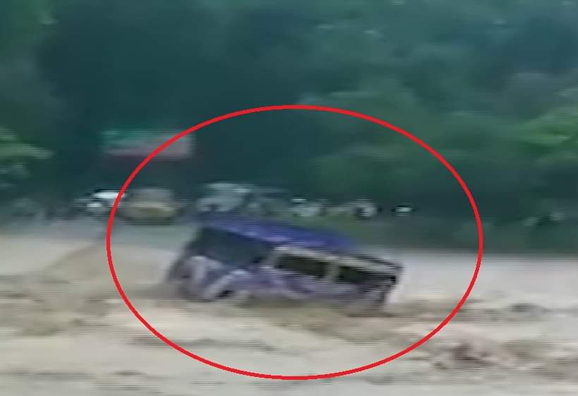 पानी में बह गई बस