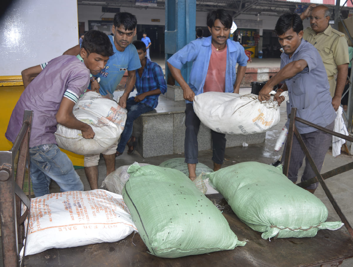 Deoria Sadar station received 66 Bora Pushtahar