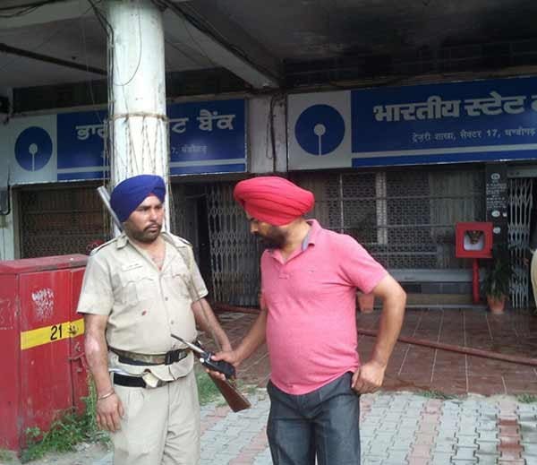 fire, fire incident, fire in treasury branch, chandigarh fire incident, chandigarh
