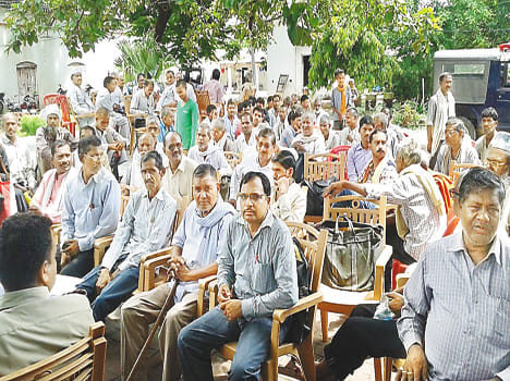 Lekhpal the farmer returned Rs 1,500 bribe