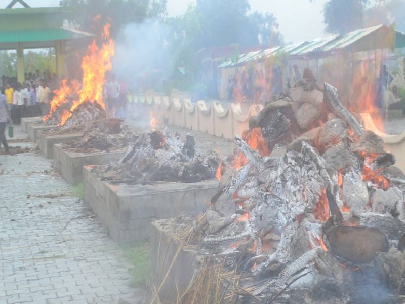 jahareelee sharaab ka kahar dekh aasamaan bhee roya