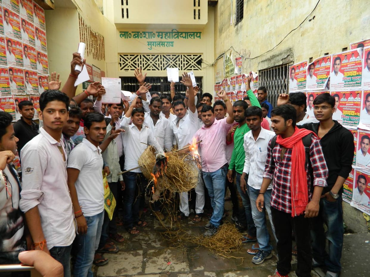 The students expressed their displeasure to burn the effigy of VC