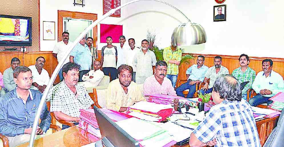 Cantt does not treat employees continue strike