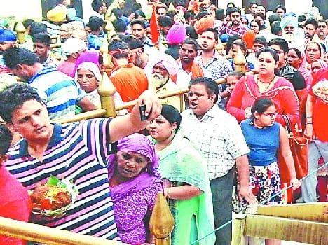 thousands of piligrim take darshan in naina devi temple on sunday