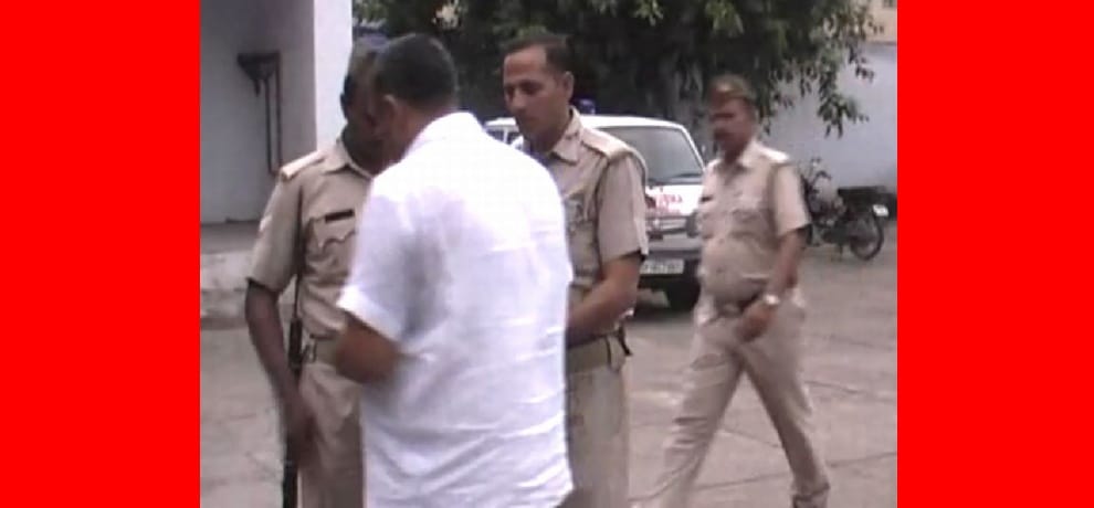 MPs have came out from the jail, distribute note for policeman