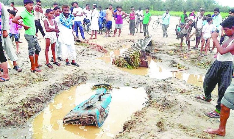 Power lines fell, several villages batti gul