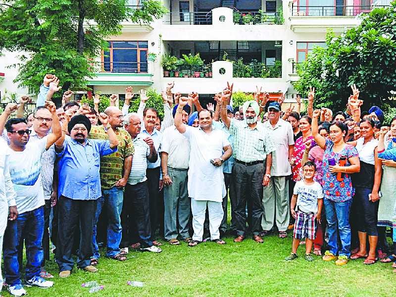 shivalik avanue, resident welfare society, protest against builder