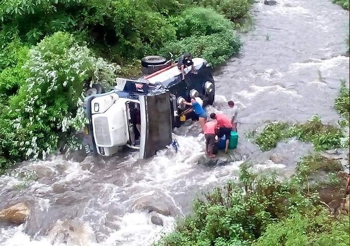 Revetment collapsed tanker full of diesel dropped Gdere