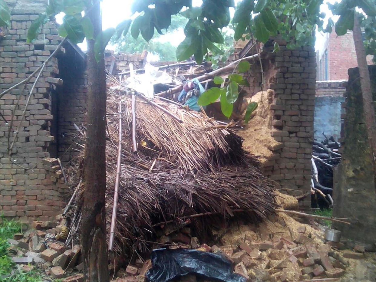 Houses and wall collapse in young men and women killed 