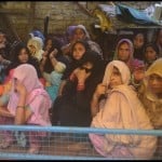 शराब पीने से हुई मौतों के बाद विलाप करते परिजन