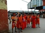 मुगलसराय रेलवे स्टेशन पर पहुंचे बाबा धाम जा रहे कांवरिये।