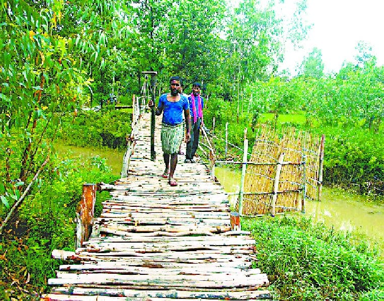 Wooden bridge has shown leadership by making a mirror