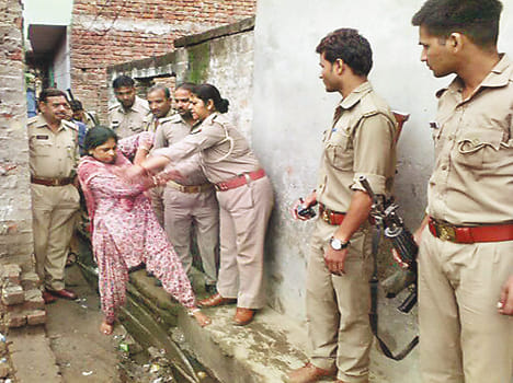  Police found a wine made in the two houses, the mother and son arrested