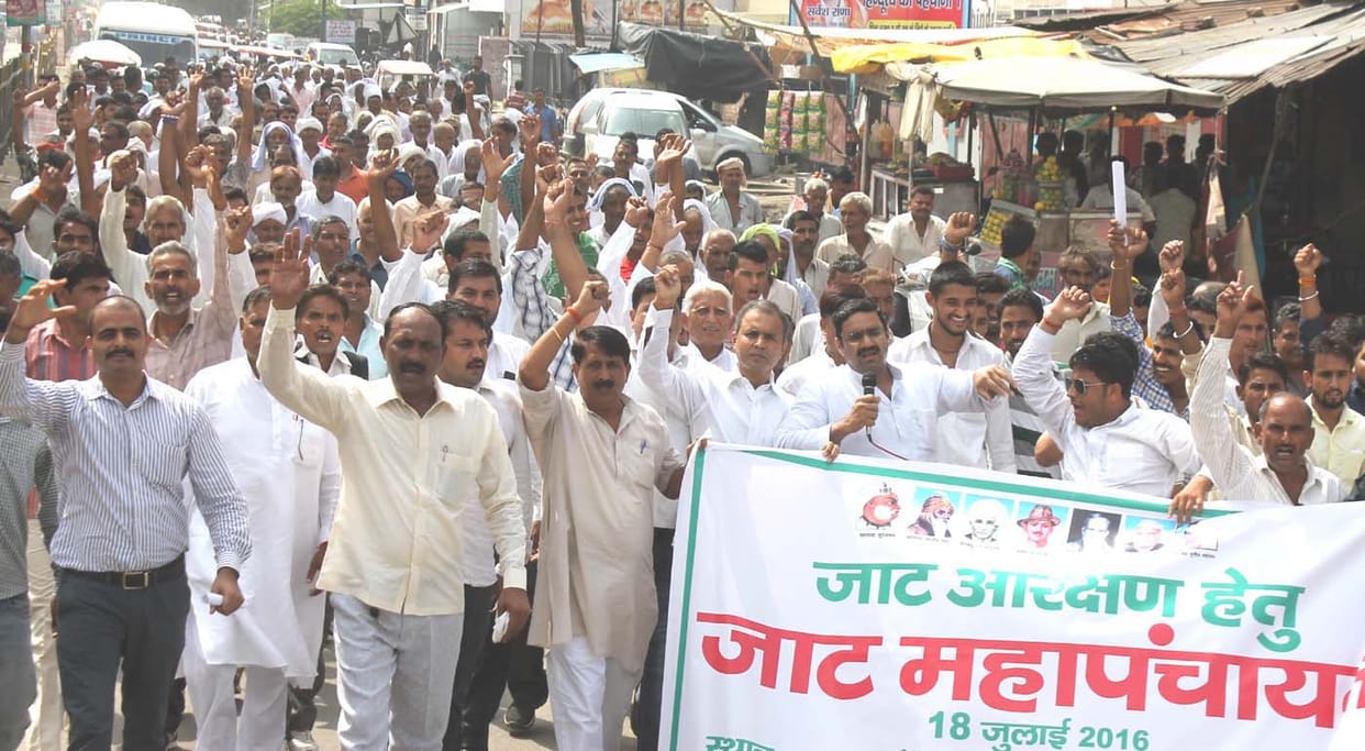Jat landed on the street, the city jam