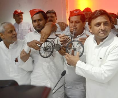 chief minister akhilesh yadav addresses youth wing of SP.