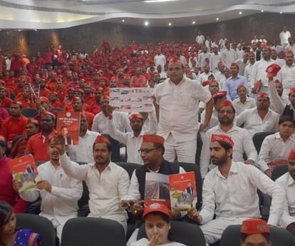 chief minister akhilesh yadav addresses youth wing of SP.