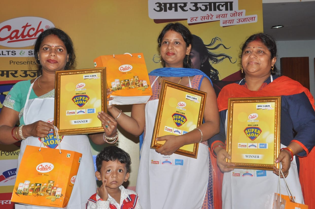  Alka declare the winner of amar ujala super mom competition