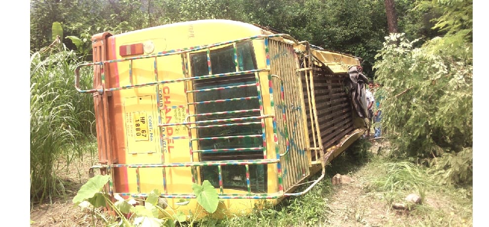 Bus accident at Hamirpur, 31 injured.