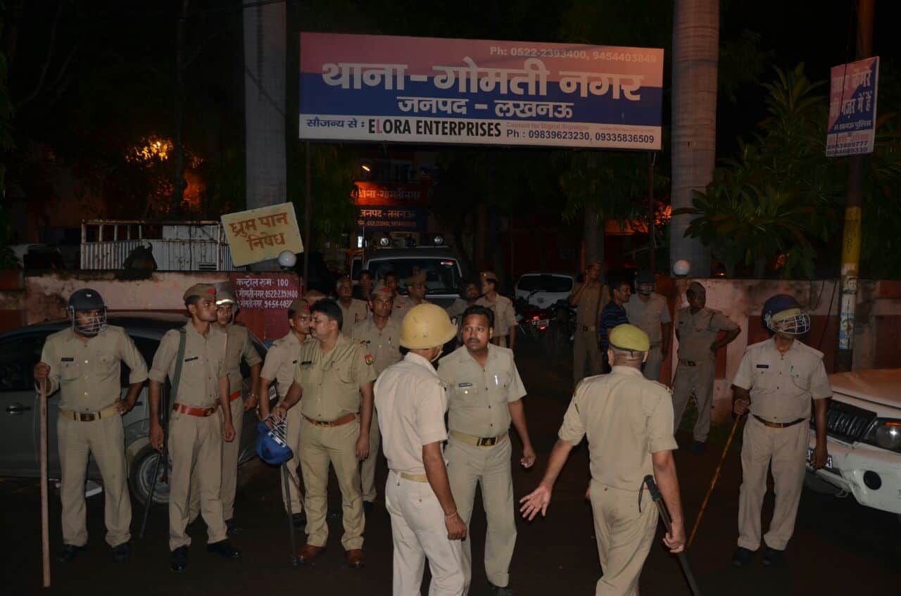 clash between two groups in lucknow
