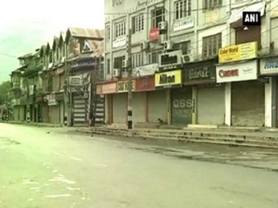 घाटी में कर्फ्यू जारी