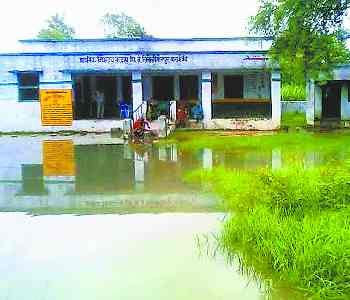 Hospital and Anganwadi centers immersed in the river