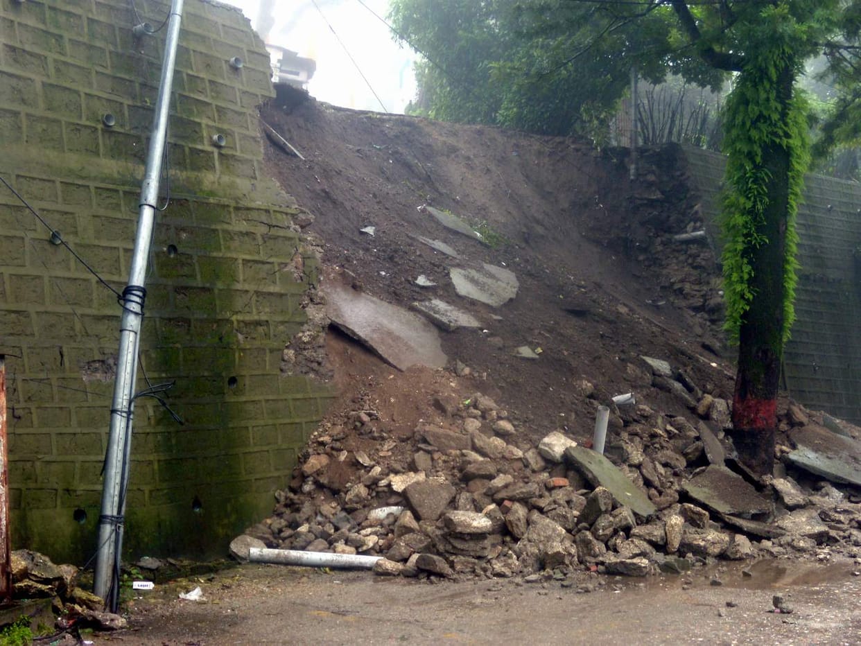 Scourge of rain spate Gdere, debris on roads