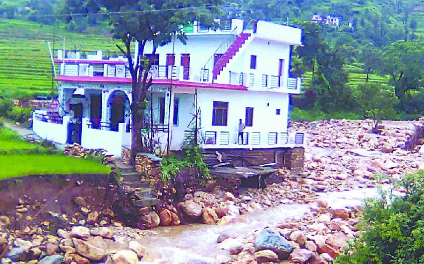 Traffic stopped in seven road debris