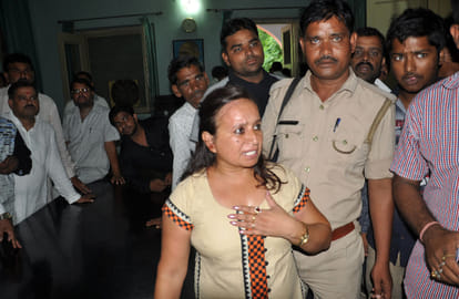 Jhansi : Women Commission member assaulted in presence of samajwadi party leaders
