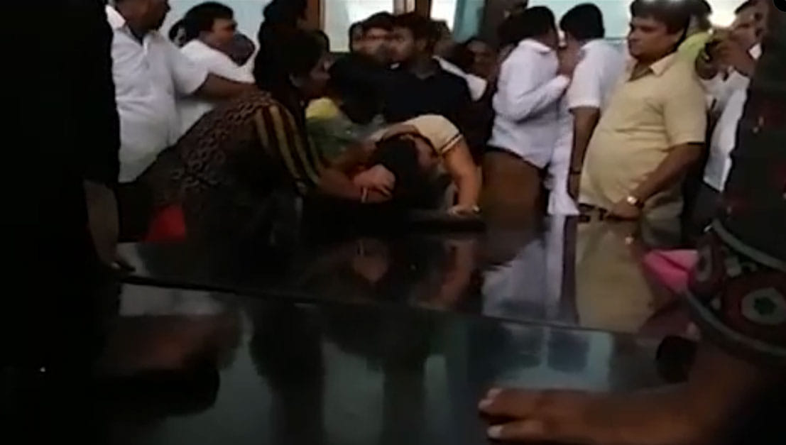 Jhansi : Women Commission member assaulted in presence of samajwadi party leaders