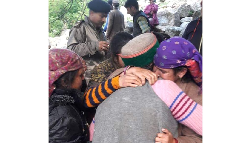cloud brust at kinnaur, old couple rescued.