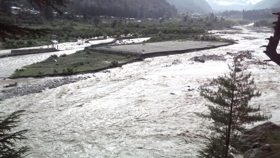 cloud brust at kinnaur, old couple rescued.
