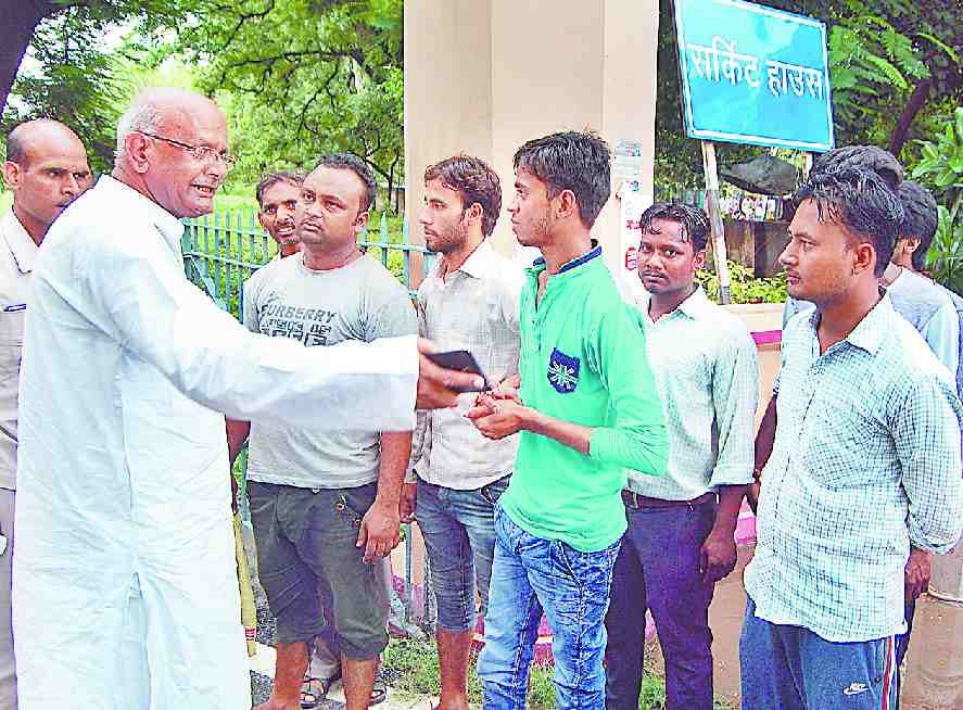 E-rickshaw drivers stopped convoy, angry cabinet minister