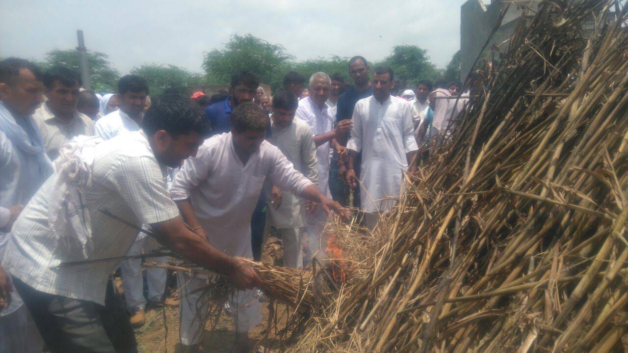 olympian yogeshwar dutt first coach master satbir singh funeral in gohana of haryana