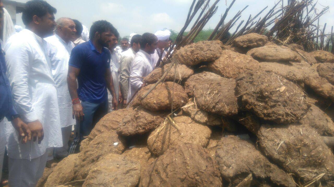 olympian yogeshwar dutt first coach master satbir singh funeral in gohana of haryana