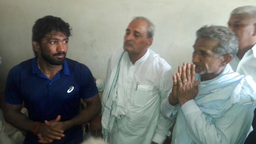 olympian yogeshwar dutt first coach master satbir singh funeral in gohana of haryana