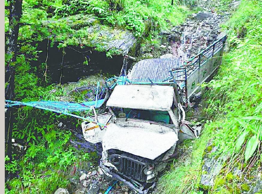 Pickup, killing two people falling into the abyss