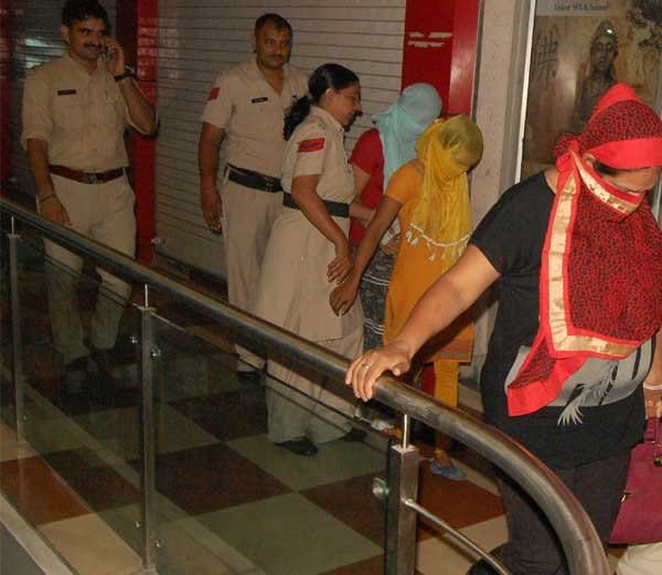 sex racket, sex racket in parlour, sex racket in mall, sex racket in sheetal mall, rohtak sex racket