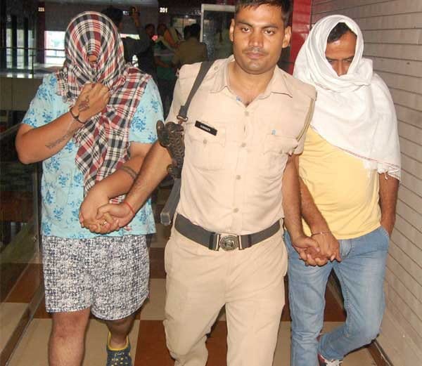 sex racket, sex racket in parlour, sex racket in mall, sex racket in sheetal mall, rohtak sex racket