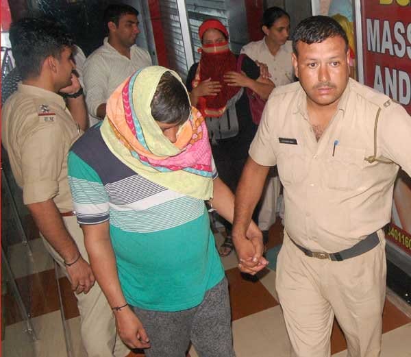sex racket, sex racket in parlour, sex racket in mall, sex racket in sheetal mall, rohtak sex racket