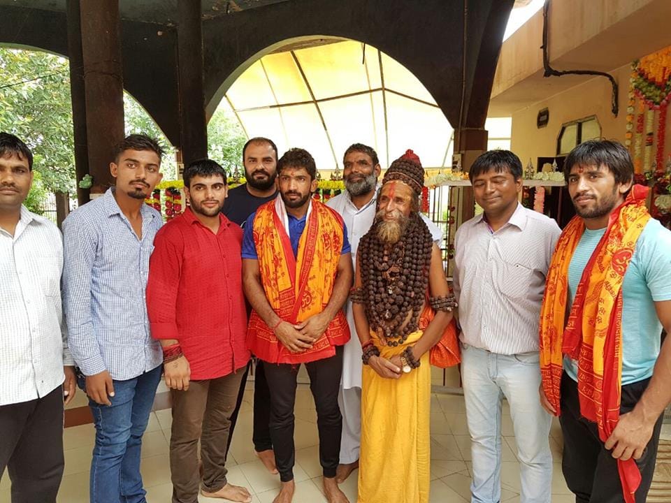 yogeshwar dutt and bajrang punia took blessings of baba for olympic medal