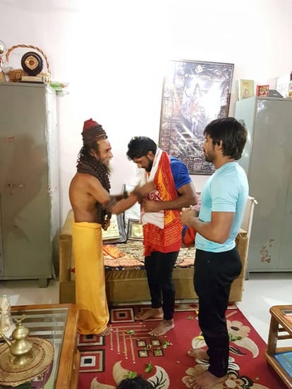 yogeshwar dutt and bajrang punia took blessings of baba for olympic medal