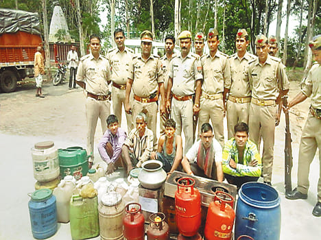 Lhn destroyed 3,000 liters, five arrested