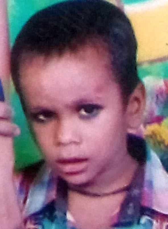 Immersed child, continue to seek