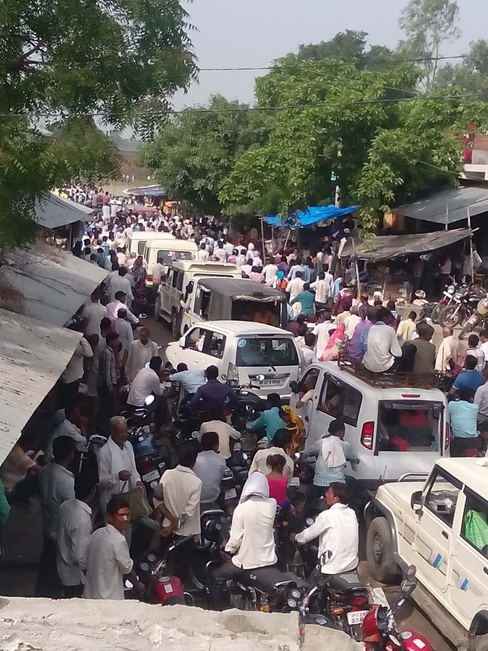 Jam on the bridge in the village in two single man stranded for four hours
