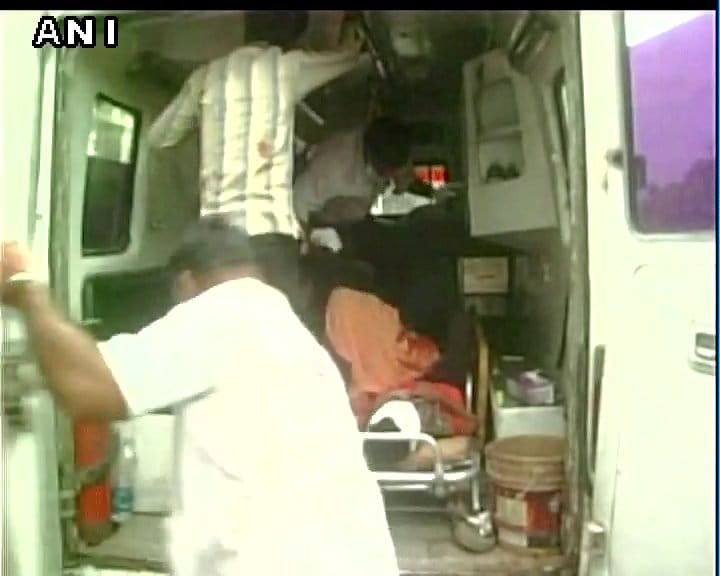 8 dead, 5 injured after a lorry collides with a car in Gulbarga (Karnataka)