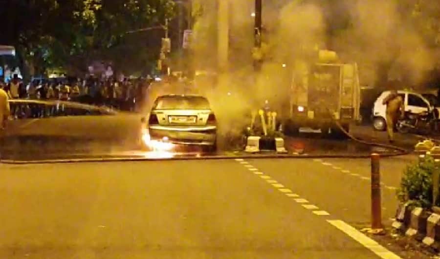 कार में लगी आग