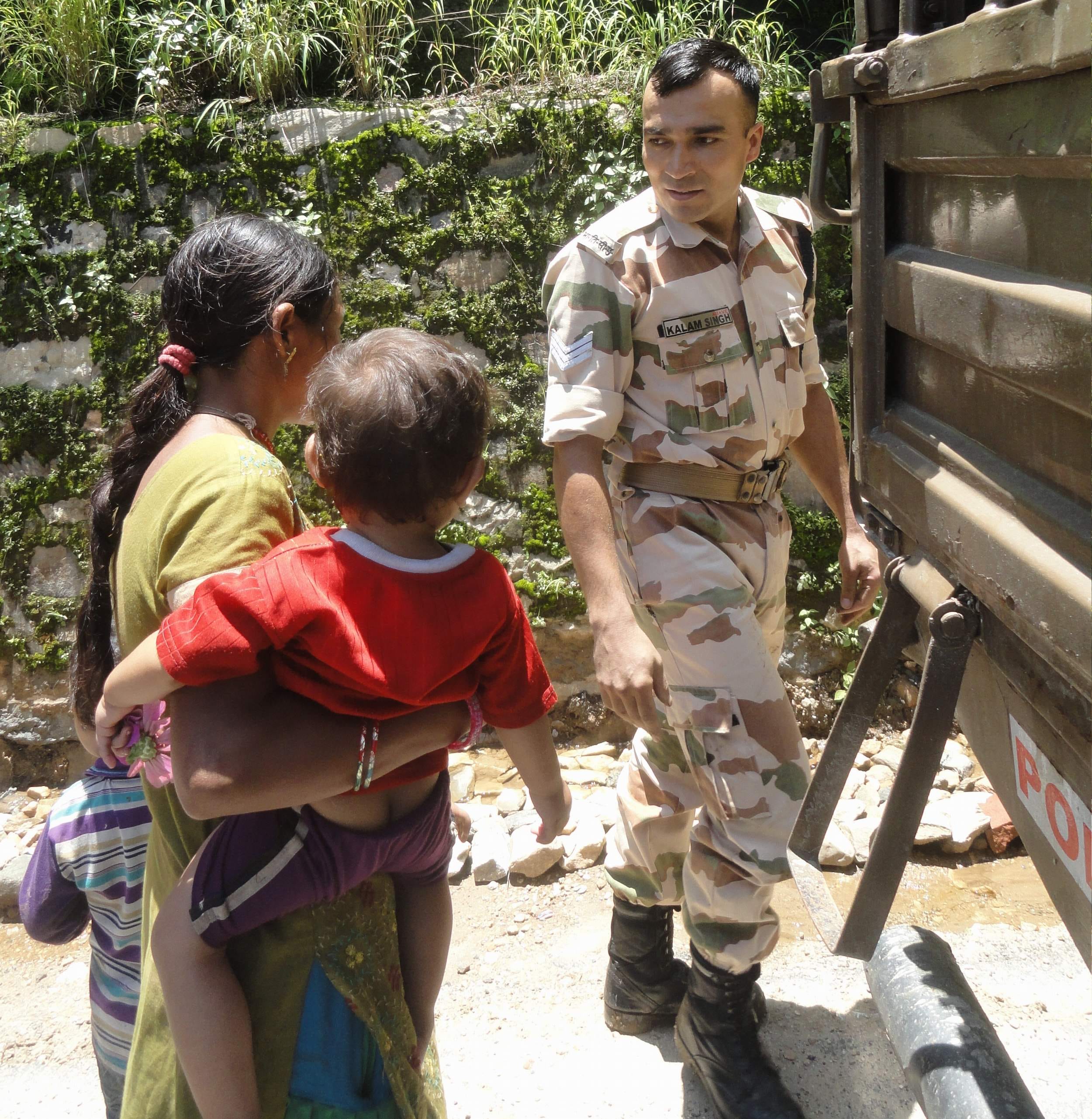 itbp personnel rescue the child from trench.