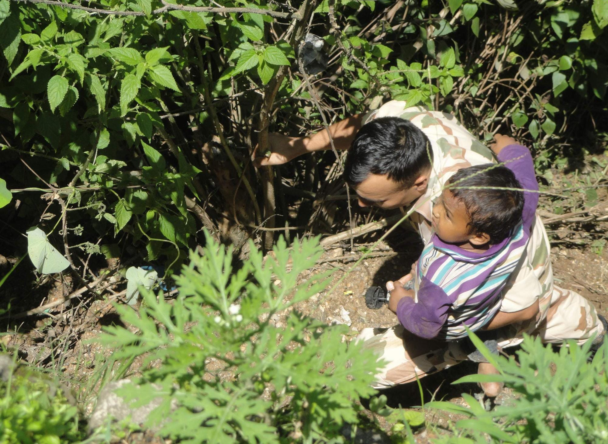 itbp personnel rescue the child from trench.