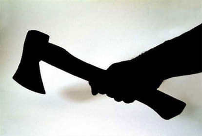 कुल्हाड़ी से किया हमला।