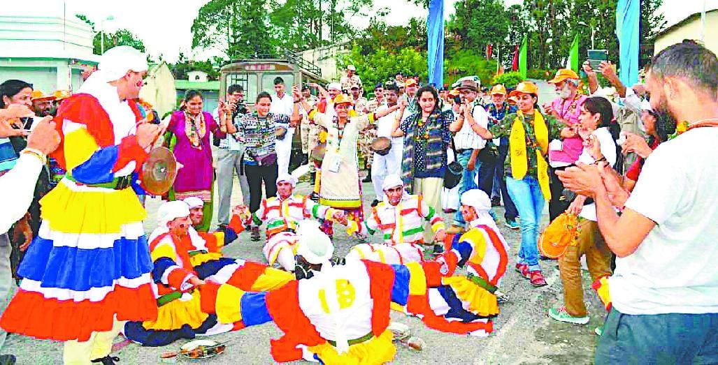 Rice bread and dens of passengers served Chudkani